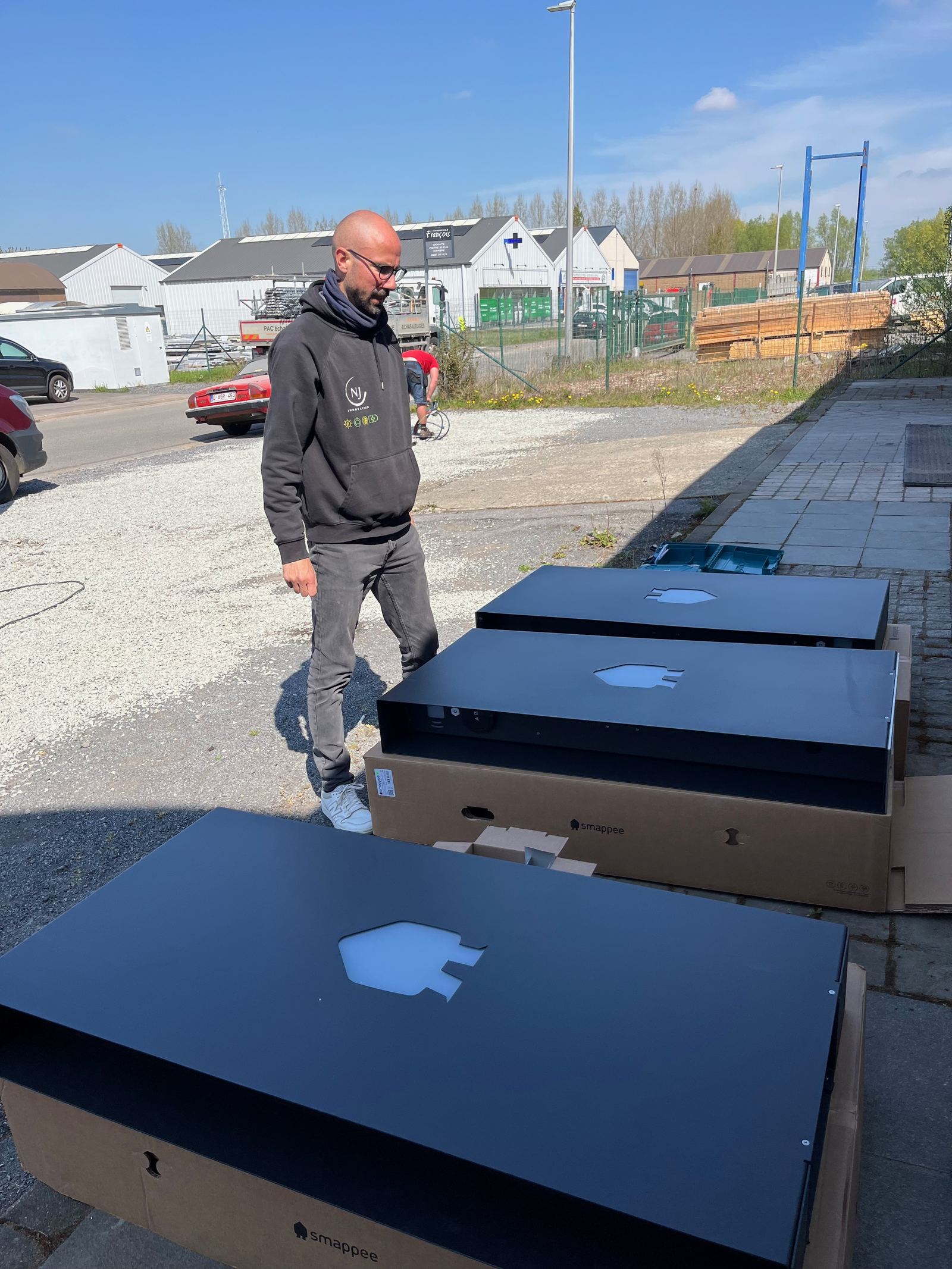 Déchargement des bornes de rechargement avant installation