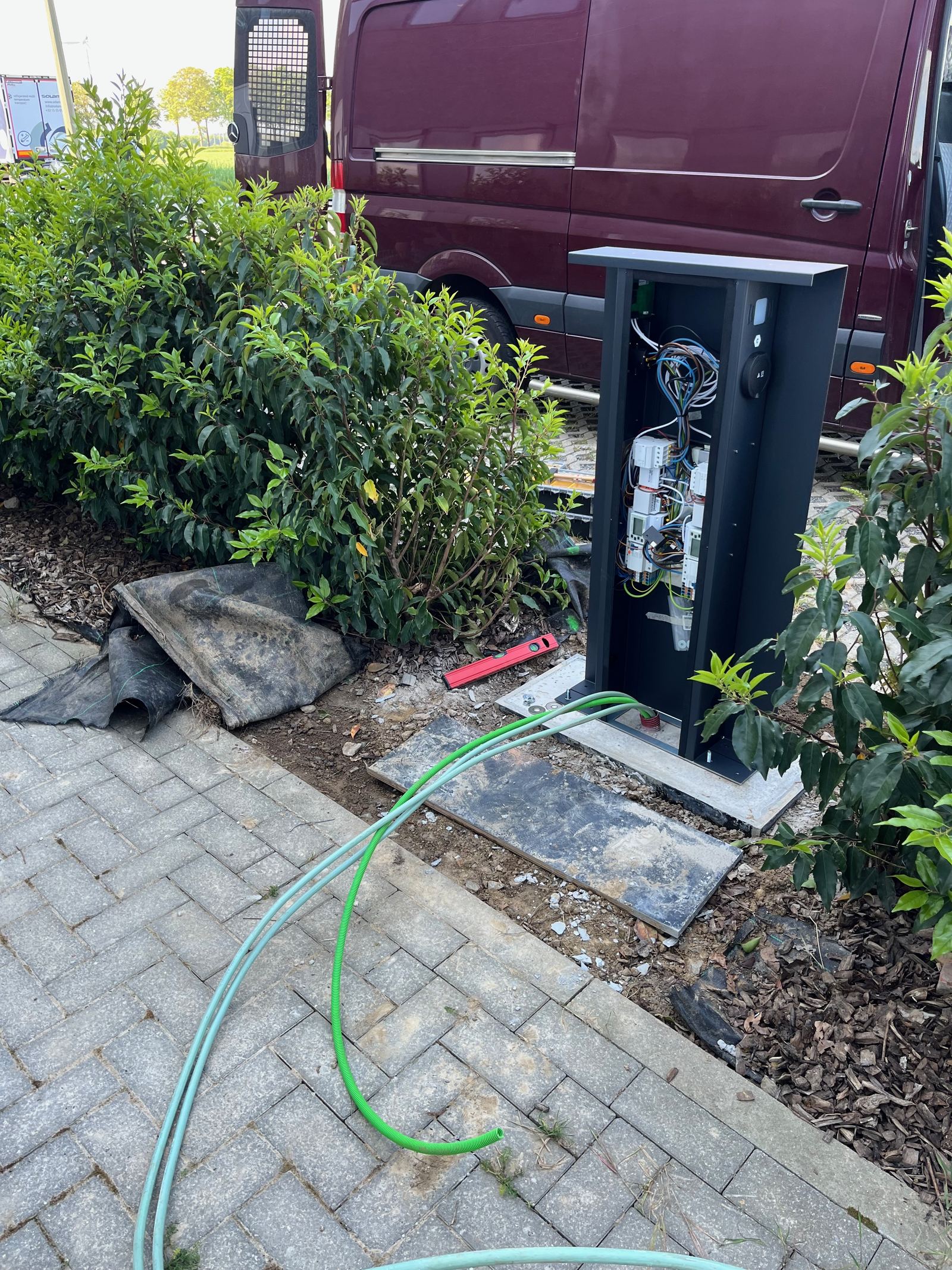 Raccordement électrique à l'intérieur d'une borne de rechargement