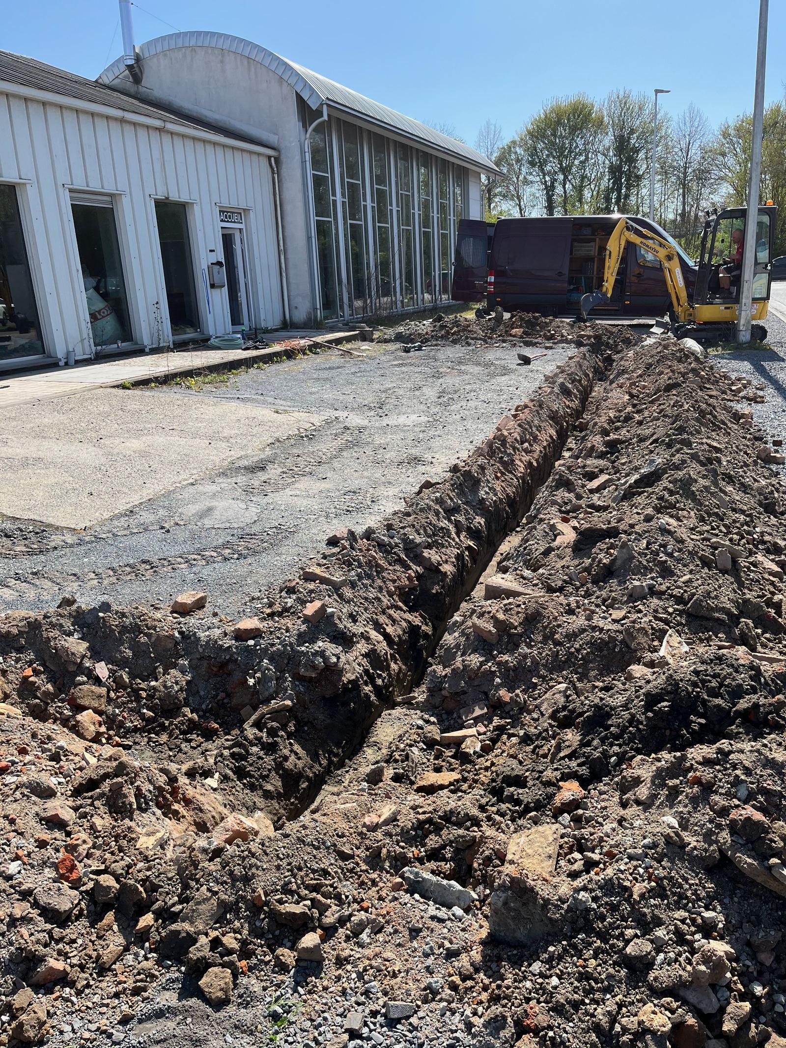 Tranchée d'alimentation ouverte le long d'un bâtiment