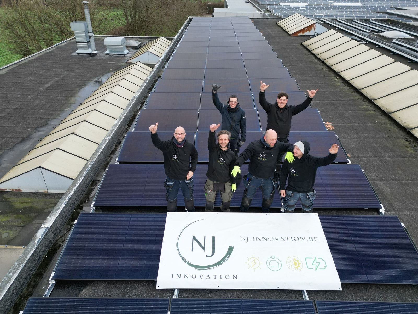L'équipe de NJ-Innovation sur une toiture terminée