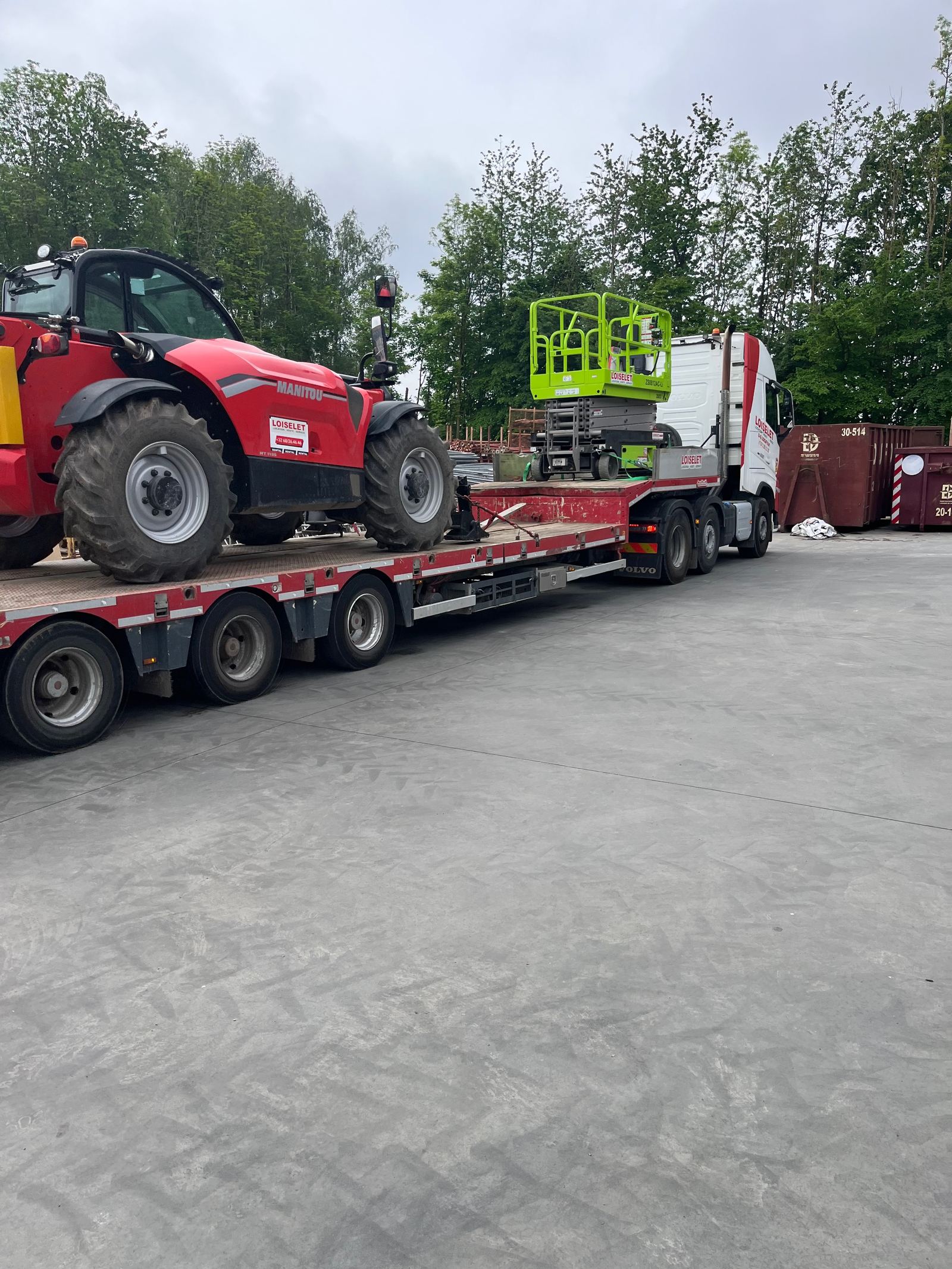 Chariot télescopique et camion de livraison sur un chantier