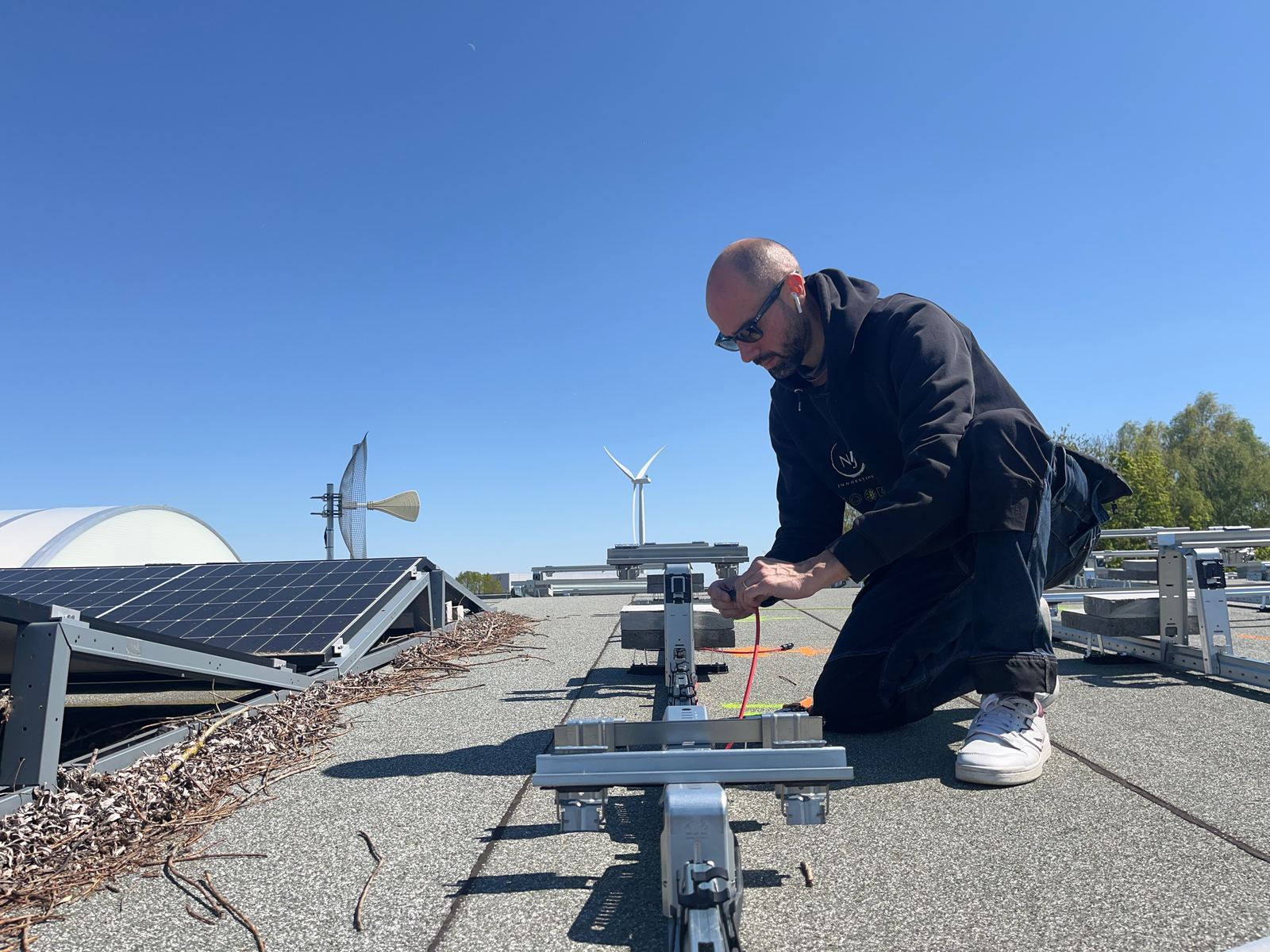 Technicien assemblant la structure sur une toiture plate