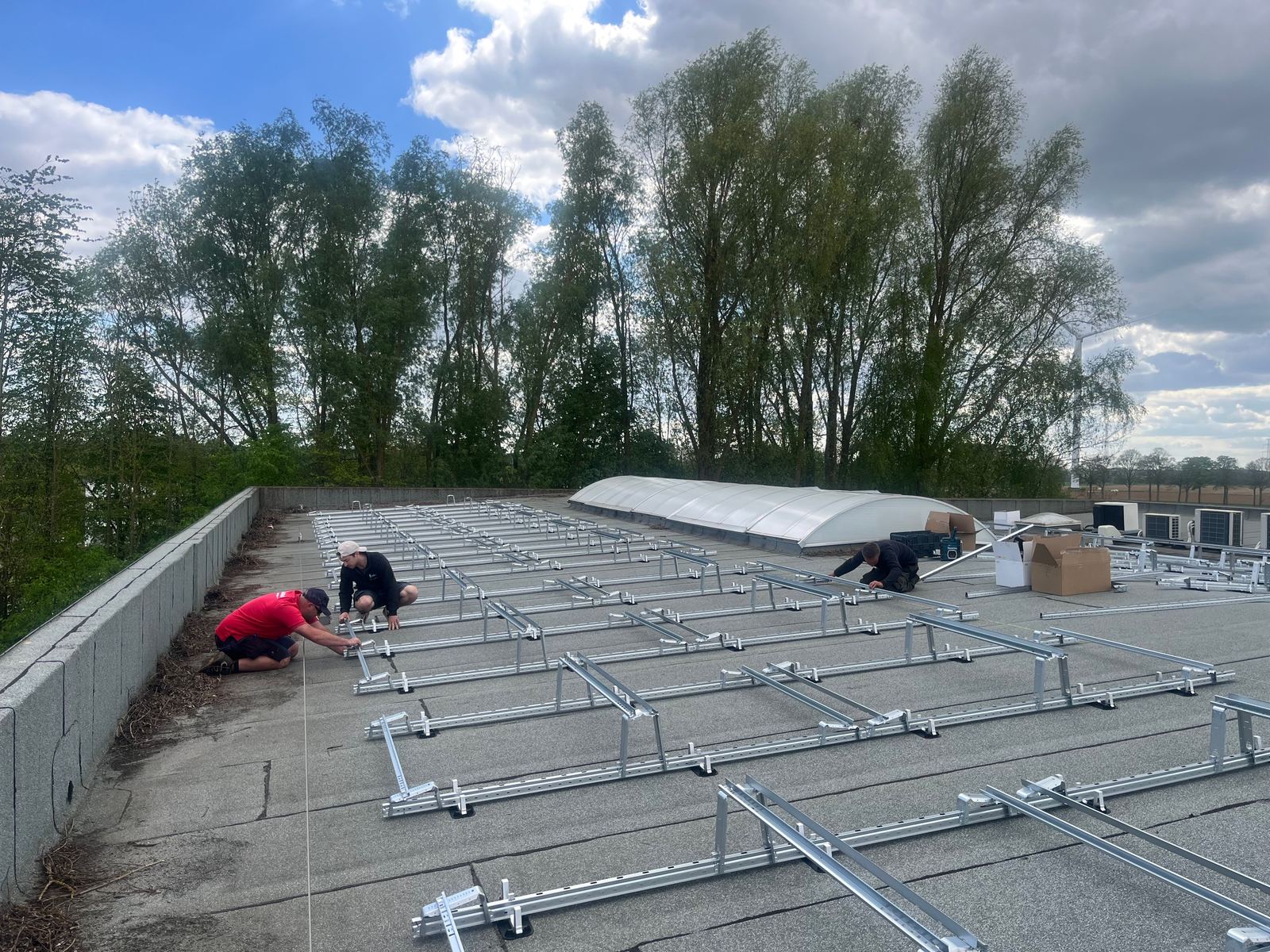 Pose des rails sur une toiture plate industrielle