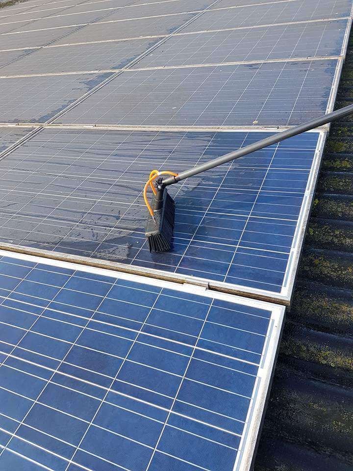 Brosse de nettoyage passée sur des panneaux photovoltaïques