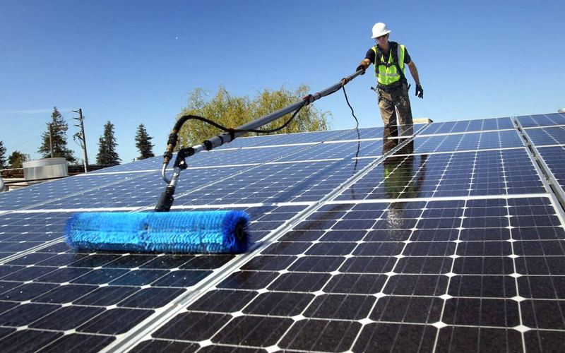 Nettoyage de panneaux photovoltaïques à la brosse télescopique