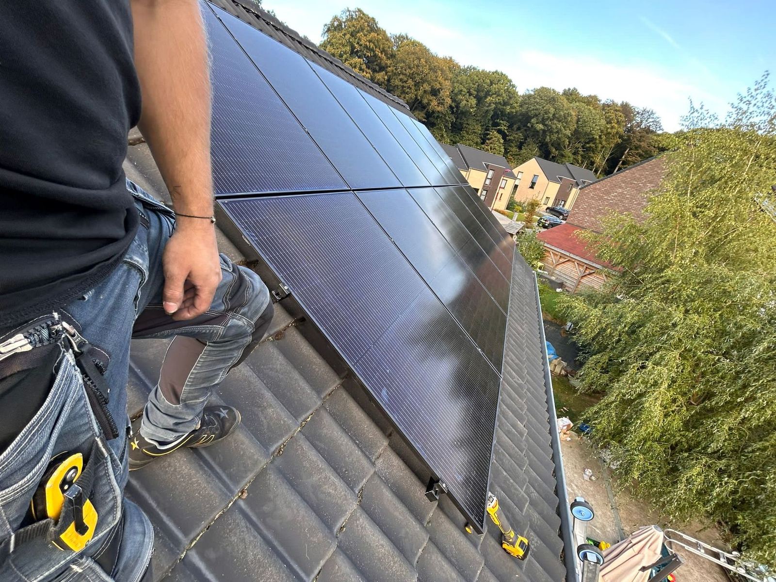 Technicien posant un panneau photovoltaïque sur une toiture