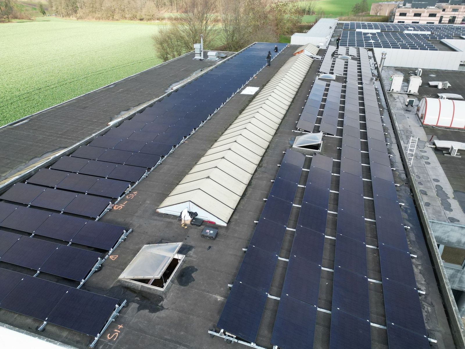 Vue aérienne d'une toiture industrielle couverte de panneaux