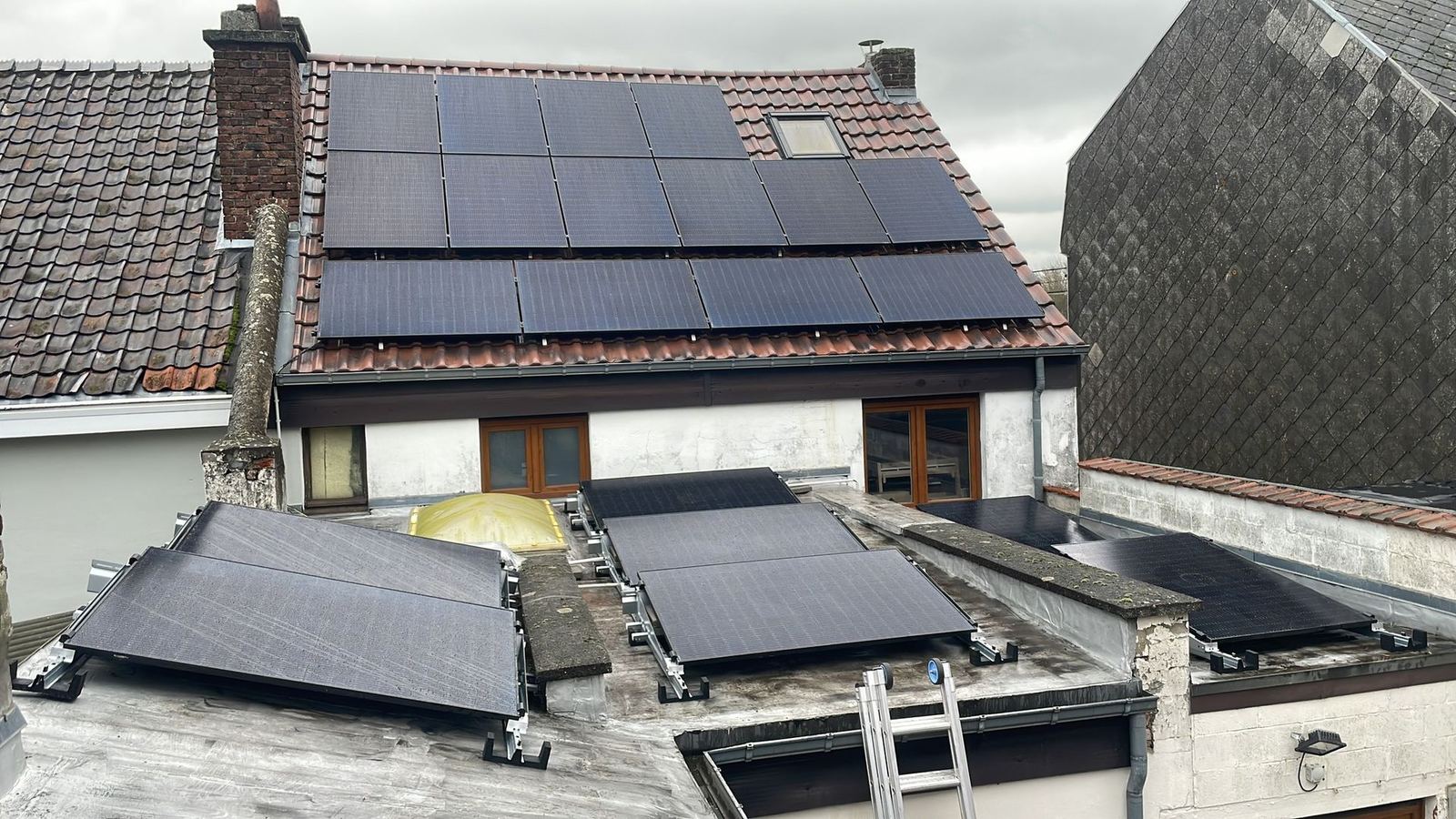 Toiture d'une maison équipée de panneaux photovoltaïques