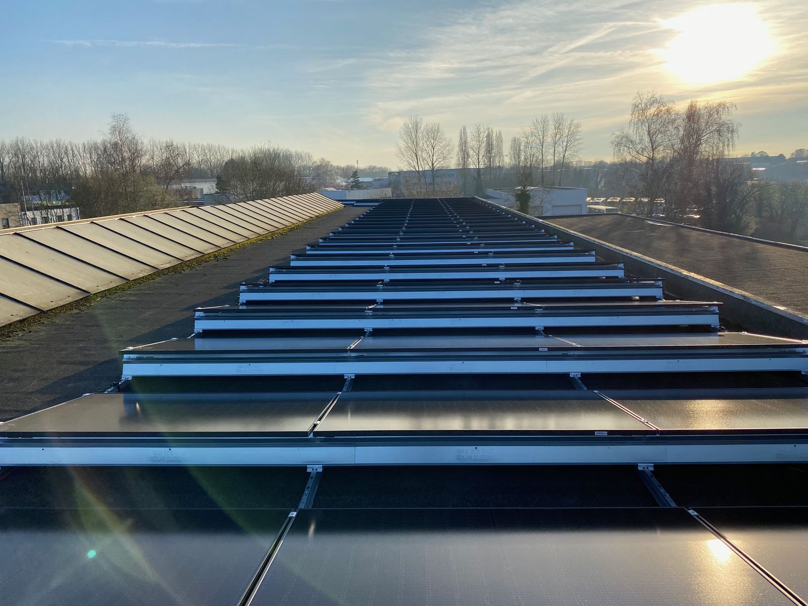 Panneaux photovoltaïques en contre-jour en fin de journée