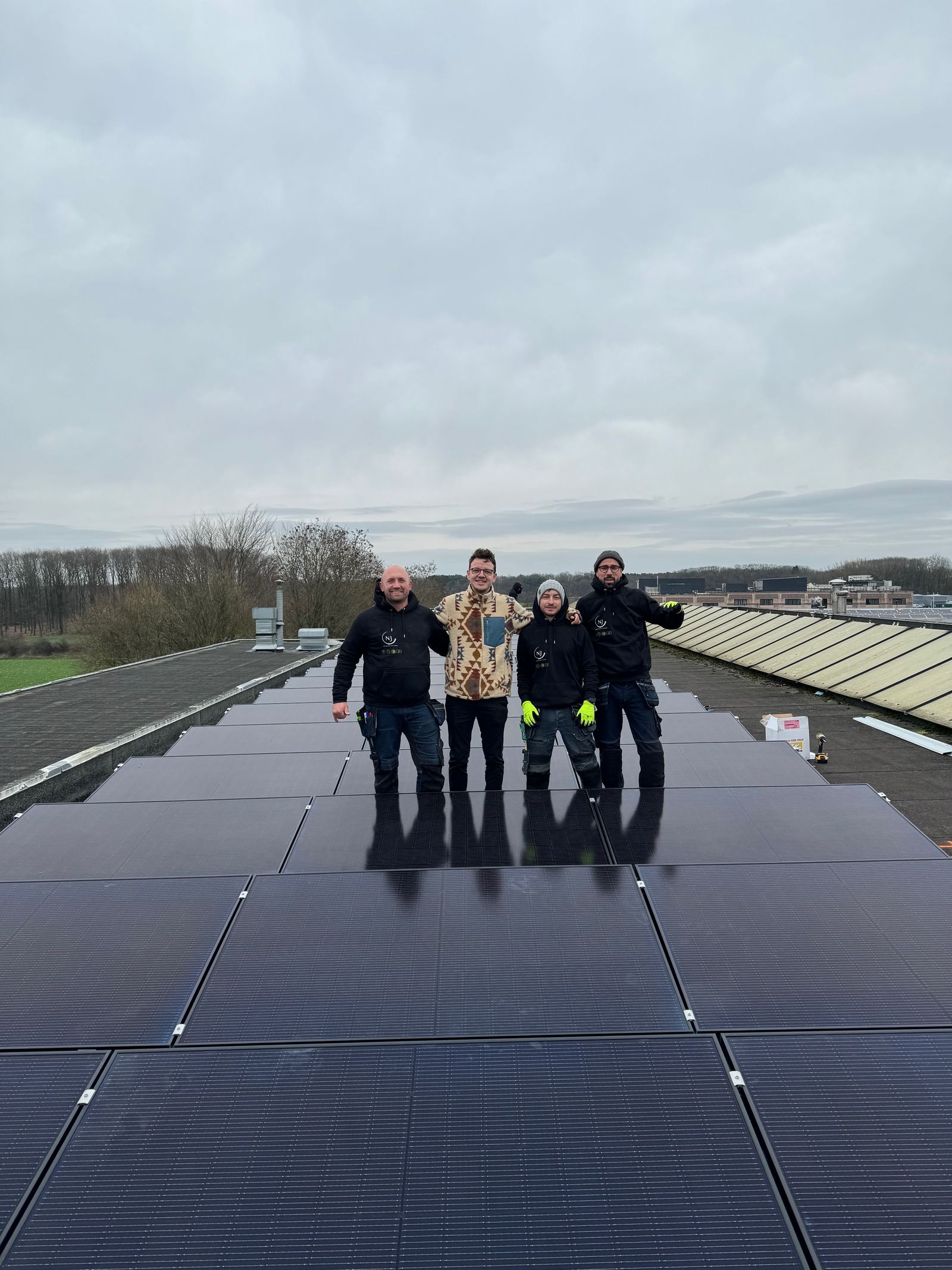 L'équipe de NJ-Innovation sur une toiture industrielle terminée à Wavre